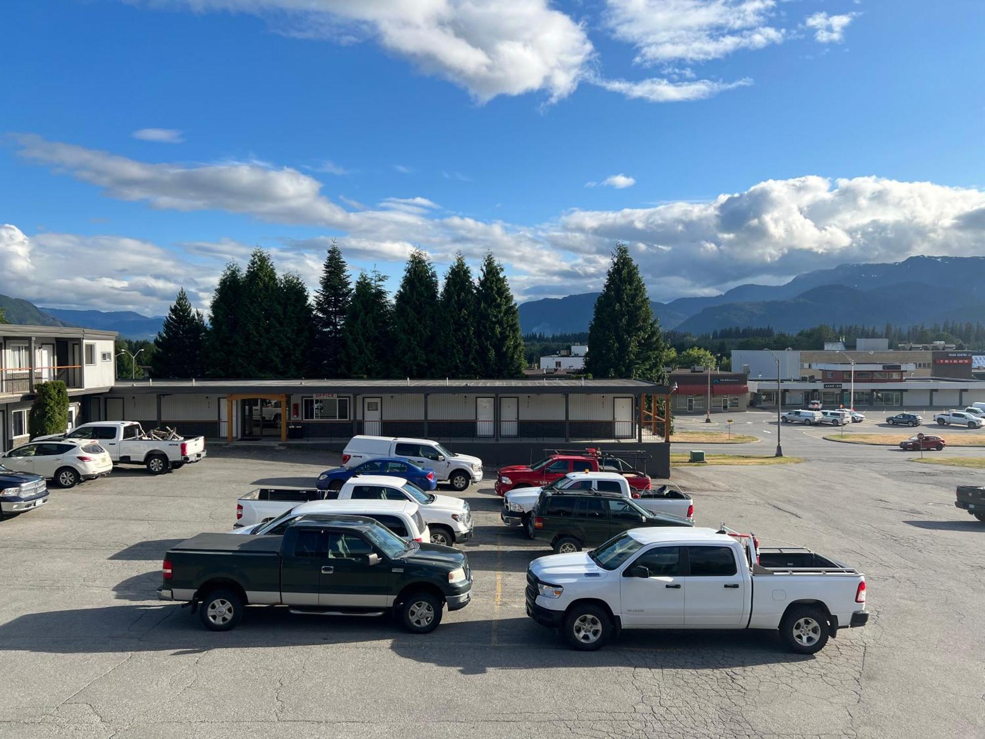 Chalet Inn Kitimat Exterior photo