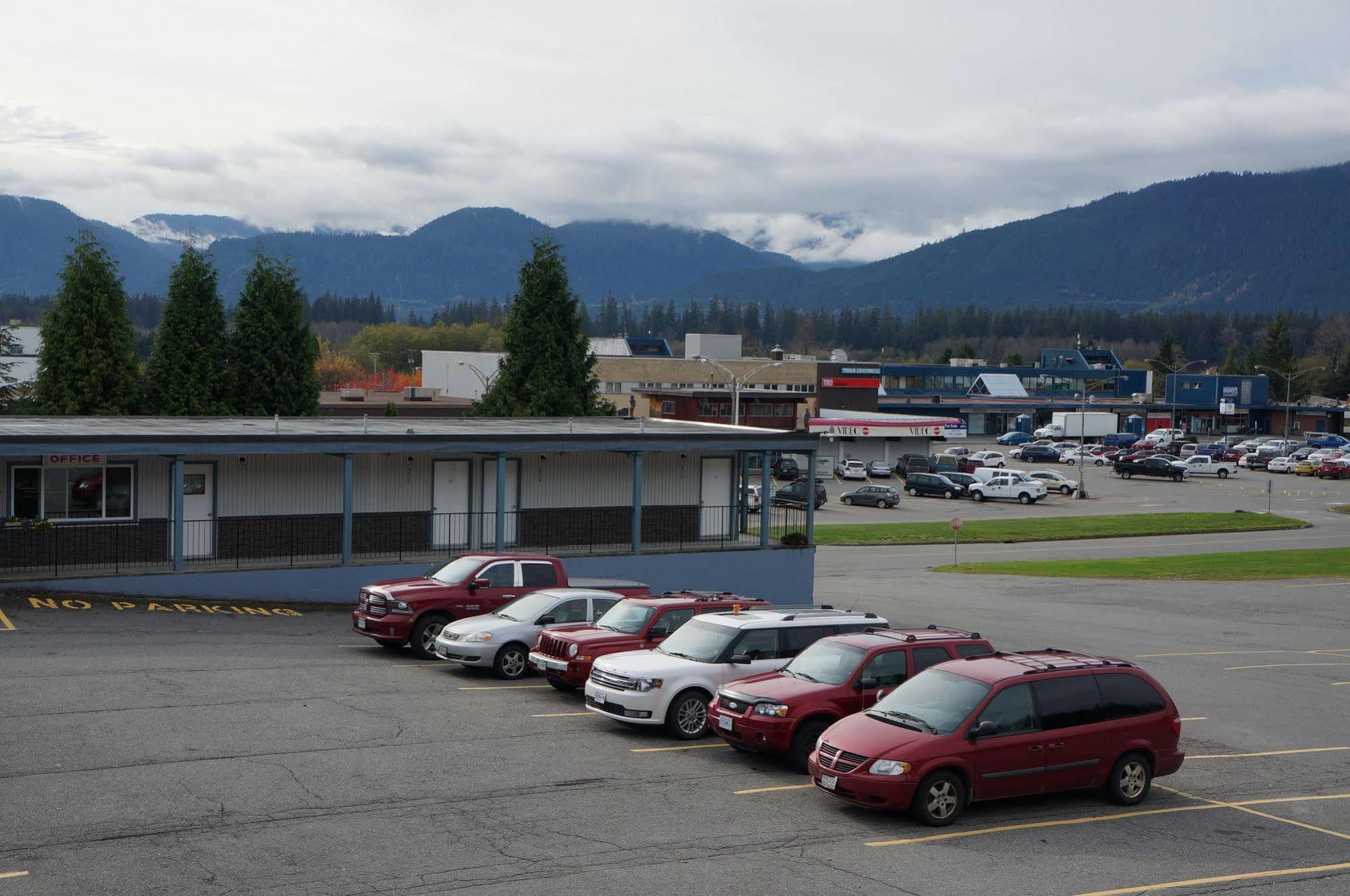 Chalet Inn Kitimat Exterior photo